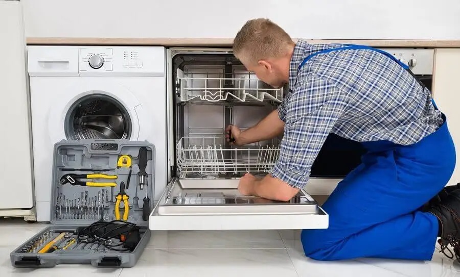 Kınık Maytag servisi teknisyen ekibi beyaz eşya tamiri yaparken
